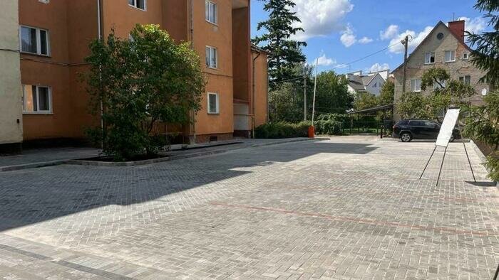 Дятлова объяснила, почему при ремонте дворов у одних делают тропинки и скамейки, а у других всё закатывают под парковку