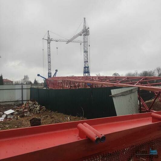 В Пионерском упал строительный кран. Два рабочих попали в больницу с травмами