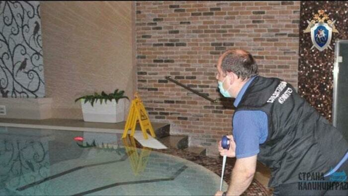 Волосы девочки затянуло в слив бассейна 