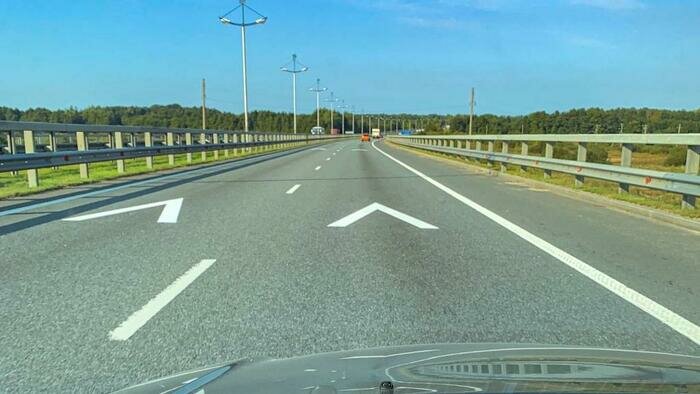 На Приморском кольце дорожники нарисовали галочки: разметка поможет держать дистанцию 