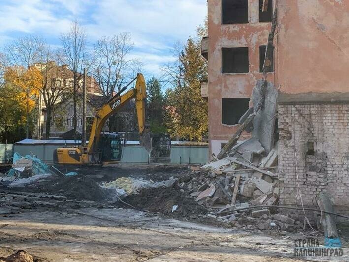 Здание поликлиники начали ломать