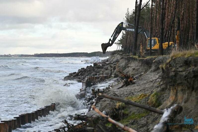 Песок смыло практически по всему побережью