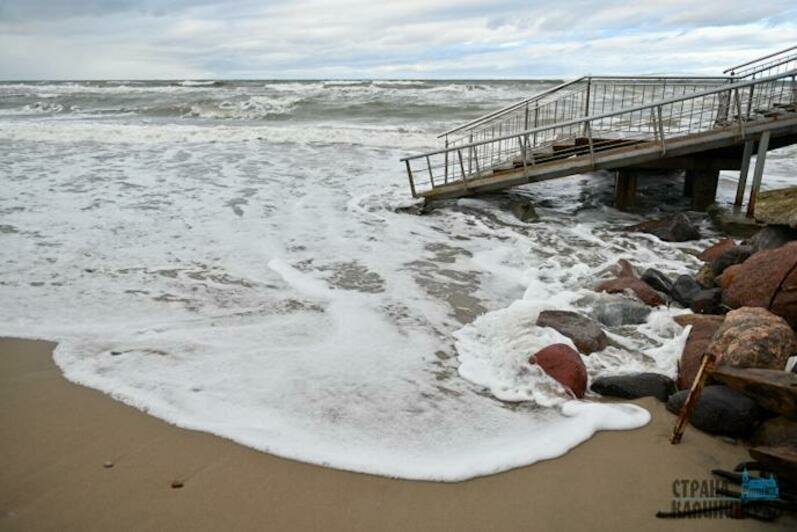 Песок смыло практически по всему побережью
