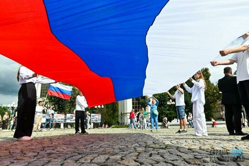 В Калининграде День флага России отметили флешмобом