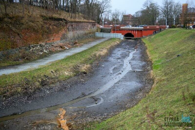 Проход на пешеходную тропинку закрыли из-за чистки водоема