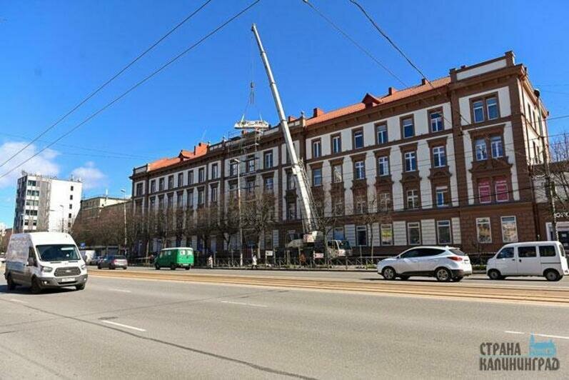 На крышу вернулись скульптуры 