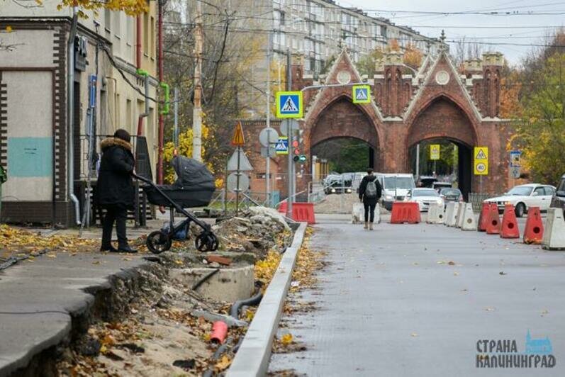 Знаки на стройке возле моста по улице Суворова