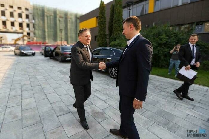 Максим Демин приветствует Алексея Лихачева. | Фото: пресс-служба БФУ им. Канта, Екатерина Боровик