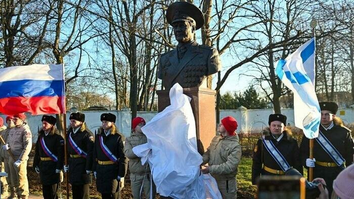 «Он знал все про каждого офицера и матроса». В Балтийске открыли бюст в честь адмирала Владимира Егорова