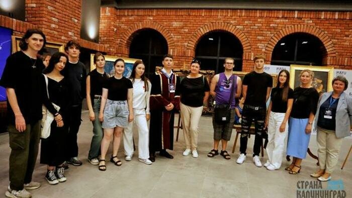 Нейросети нарисовали картины. В БФУ им. И. Канта открылась совместная выставка художника и искусственного интеллекта