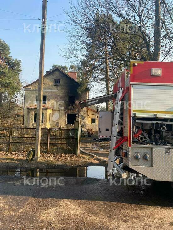 Выгорели 2 квартиры из 4: в Калининграде в пожаре в жилом доме пострадал 9-месячный ребёнок - Новости Калининграда | Фото: очевидцы