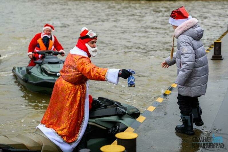 Дед мороз на гидроцикле
