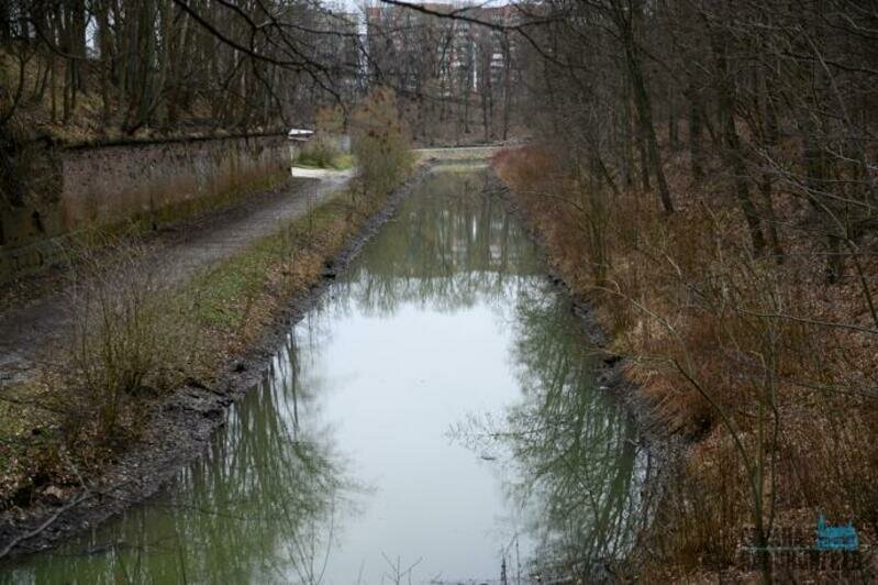 Проход на пешеходную тропинку закрыли из-за чистки водоема