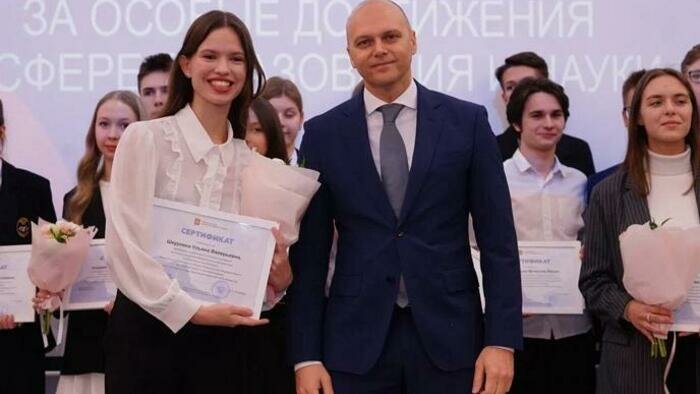 На книги и курсы: одаренным школьникам повысили губернаторские стипендии
