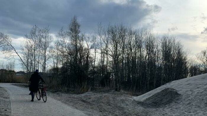 По велодорожке у моря уже можно ездить