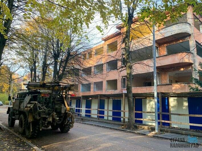 Здание поликлиники начали ломать