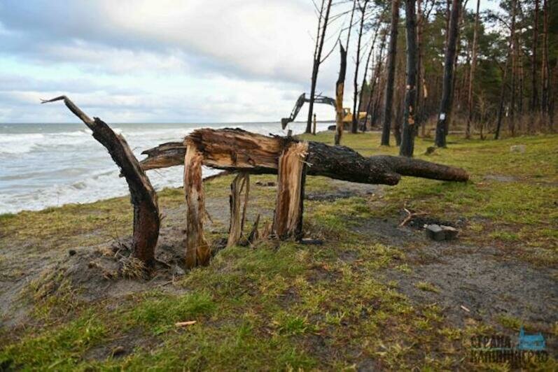 Песок смыло практически по всему побережью