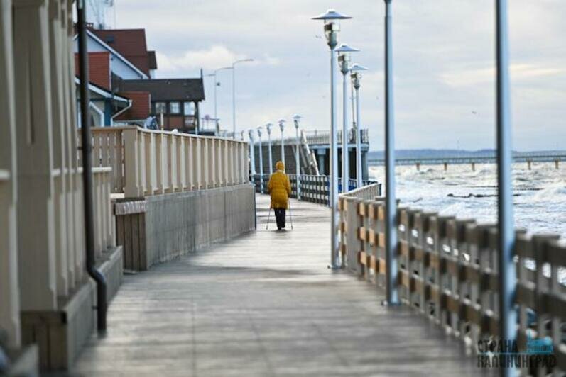 Песок смыло практически по всему побережью