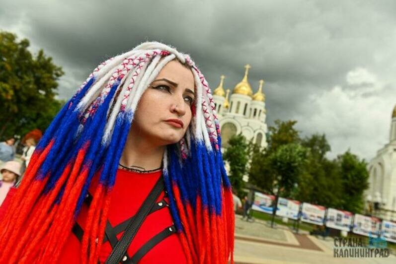 В Калининграде День флага России отметили флешмобом