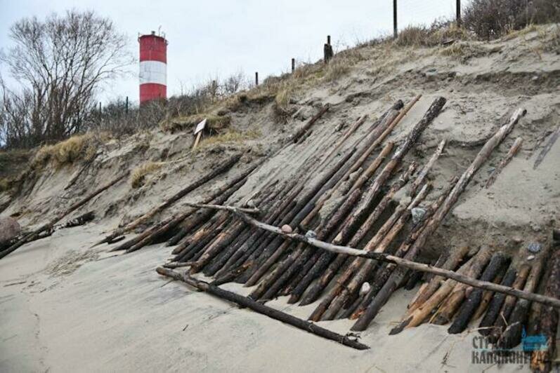 Песок смыло практически по всему побережью