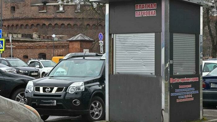 В Калининграде закрыли стихийную парковку у башни «Врангель»