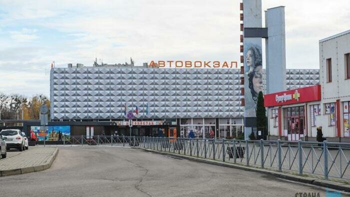 Теплый блеск  алюминиевого автовокзала