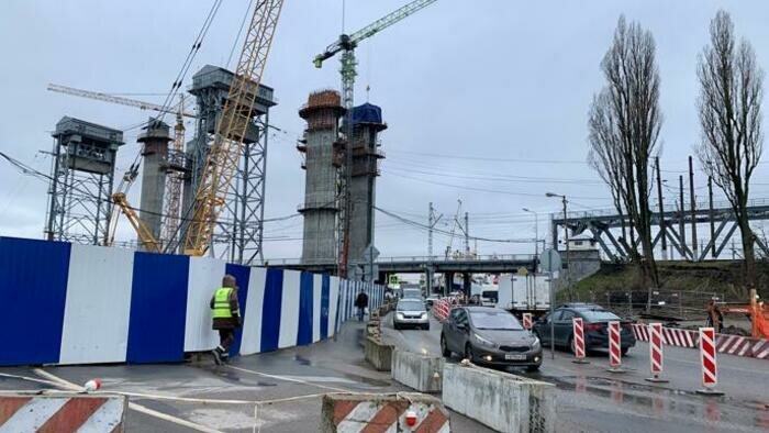 У двухъярусного моста закрыли две улицы