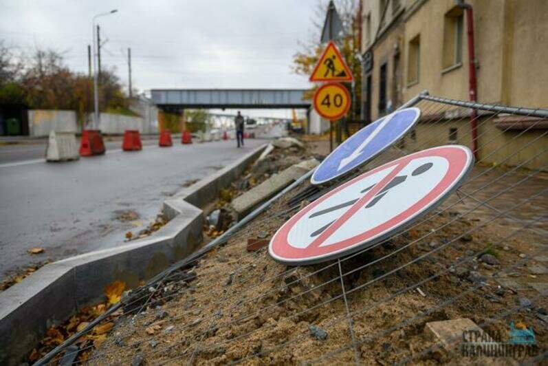 Знаки на стройке возле моста по улице Суворова