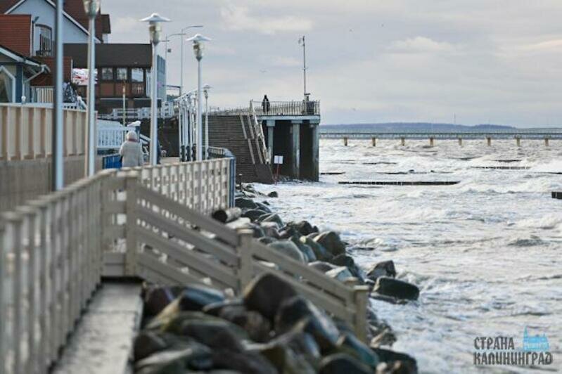 Песок смыло практически по всему побережью