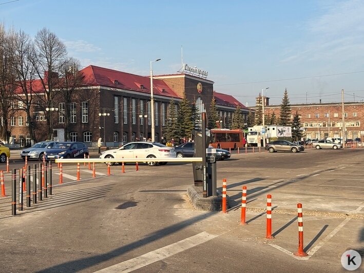 На Южном вокзале сразу две парковки стали платными, места пусты, а на остановке — хаос (фото) - Новости Калининграда | Фото: Александр Подгорчук / «Клопс»