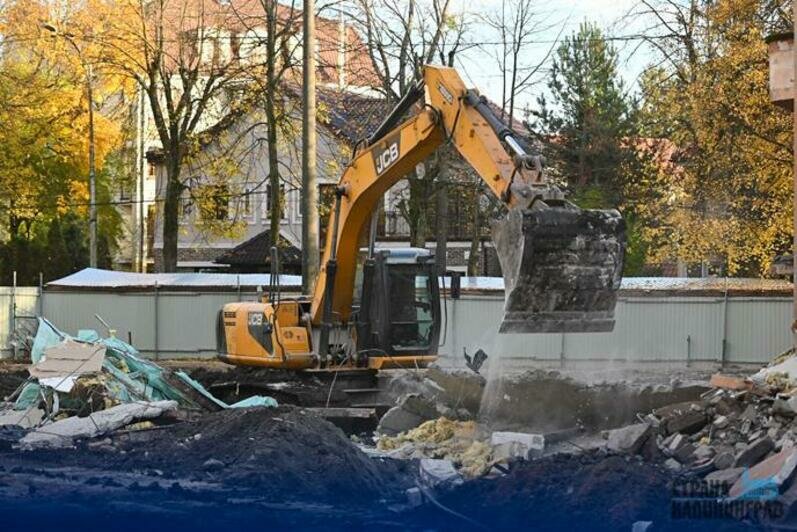 Здание поликлиники начали ломать