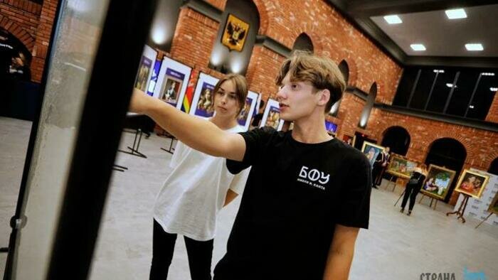 Нейросети нарисовали картины. В БФУ им. И. Канта открылась совместная выставка художника и искусственного интеллекта