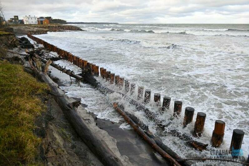 Песок смыло практически по всему побережью