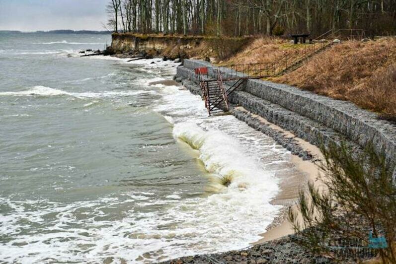 Песок смыло практически по всему побережью