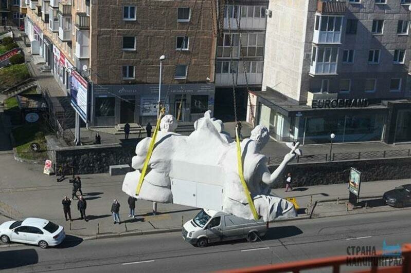 На крышу вернулись скульптуры 