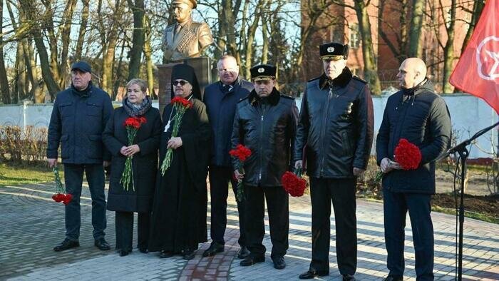 «Он знал все про каждого офицера и матроса». В Балтийске открыли бюст в честь адмирала Владимира Егорова