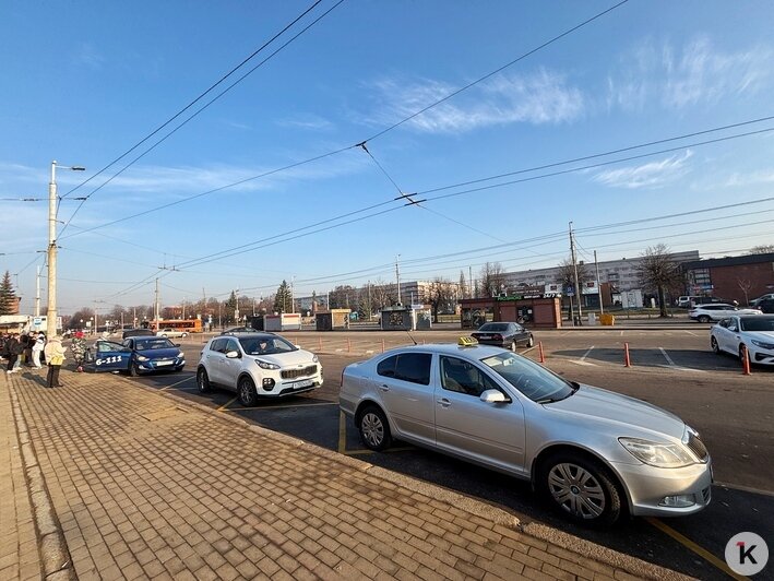 На Южном вокзале сразу две парковки стали платными, места пусты, а на остановке — хаос (фото) - Новости Калининграда | Фото: Александр Подгорчук / «Клопс»