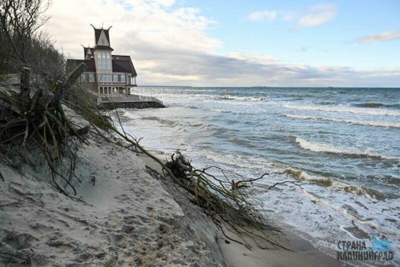 Песок смыло практически по всему побережью