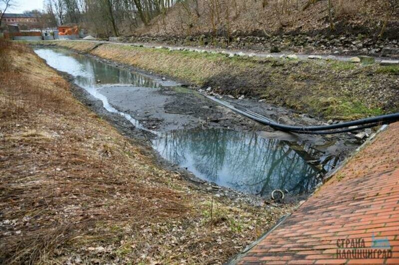Проход на пешеходную тропинку закрыли из-за чистки водоема