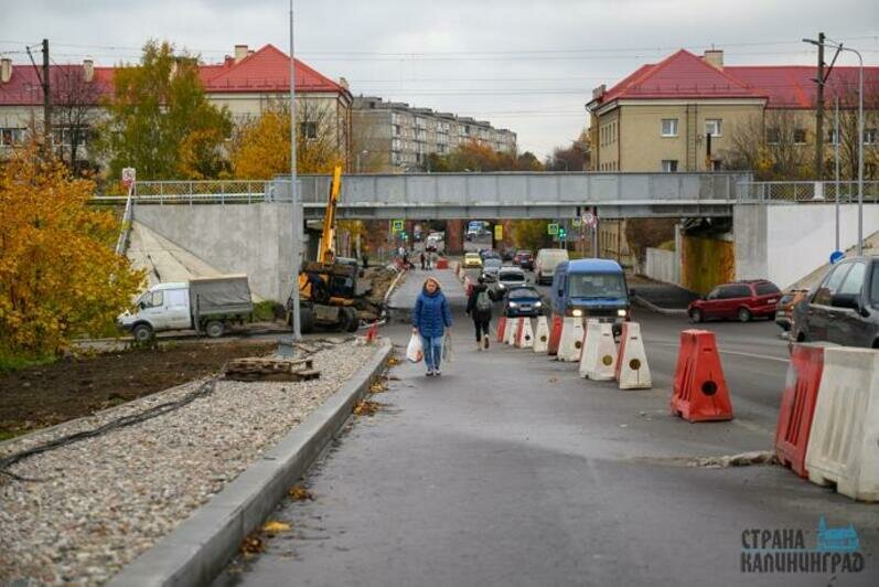 Знаки на стройке возле моста по улице Суворова