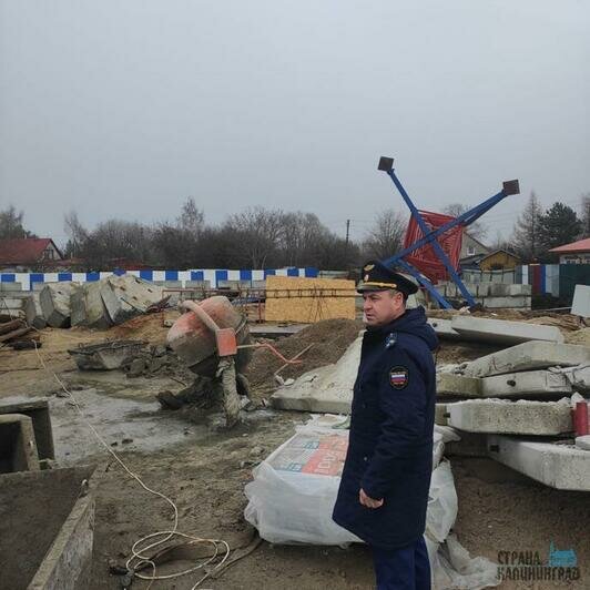В Пионерском упал строительный кран. Два рабочих попали в больницу с травмами