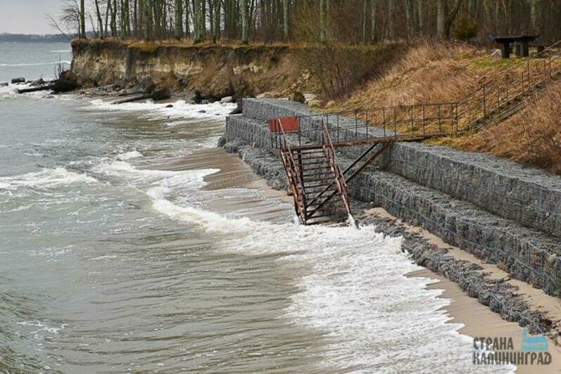 Песок смыло практически по всему побережью