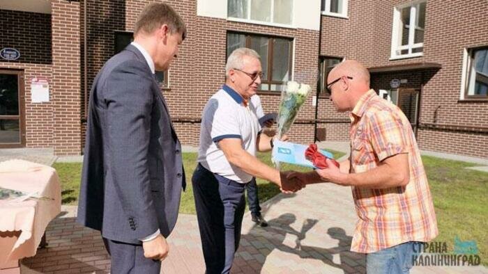 Аварийщики получили ключи  в новых домах