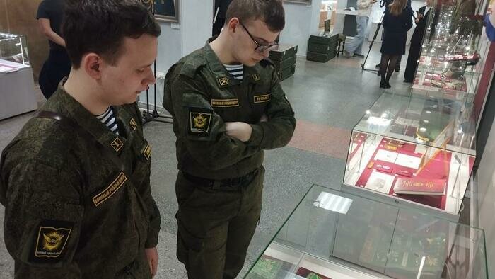Художник пишет портреты защитников Родины
