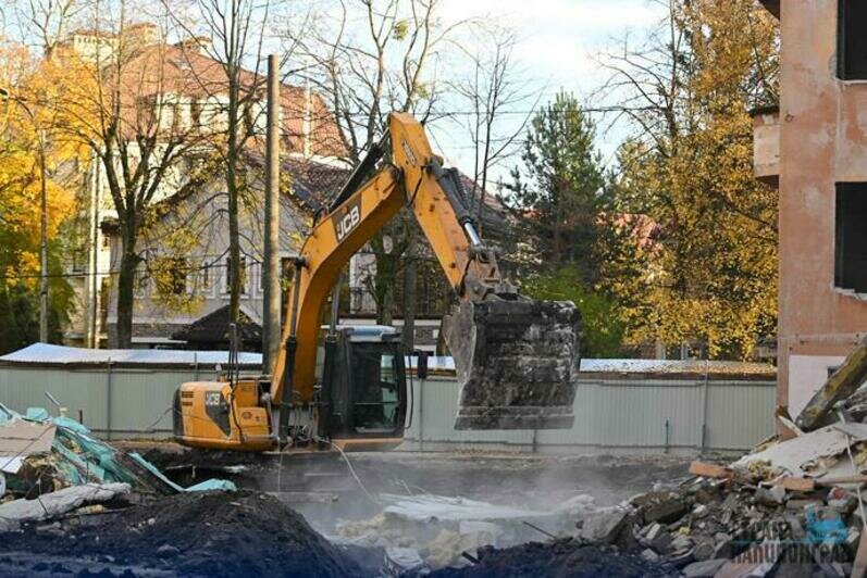 Здание поликлиники начали ломать