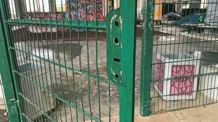 Под второй эстакадой осыпается земля 