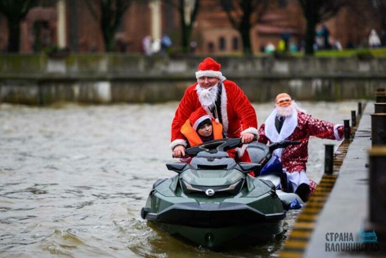 Дед мороз на гидроцикле