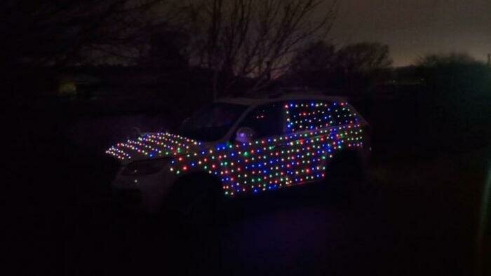 В калининградском такси появился водитель - Дед Мороз. Его машина украшена 600 лампочками