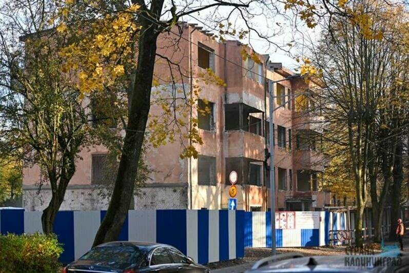 Здание поликлиники начали ломать