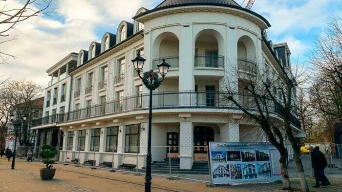 На пешеходной зоне в Зеленоградске открыли фасад отреставрированного «Дома звёздного неба»